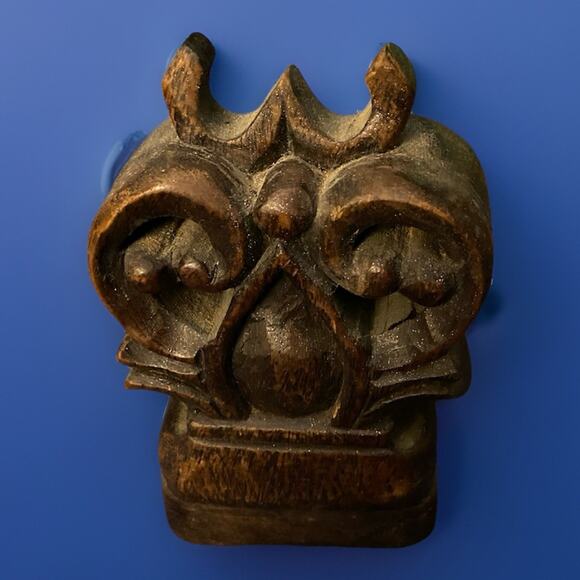 Hand Carved Mahogany Olde English Heraldic Motif Wooden Door Stop 8"x5.5"x3.5." - Picture 2 of 7